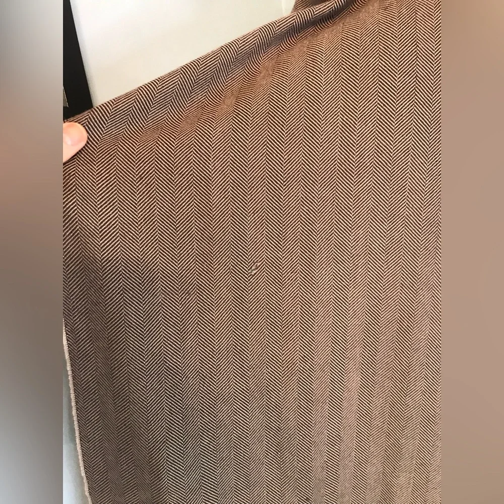 (with flaws) PLEASE SEE PHOTOS FOR FLAWS New Gucci 344993Wool Logo Scarf
